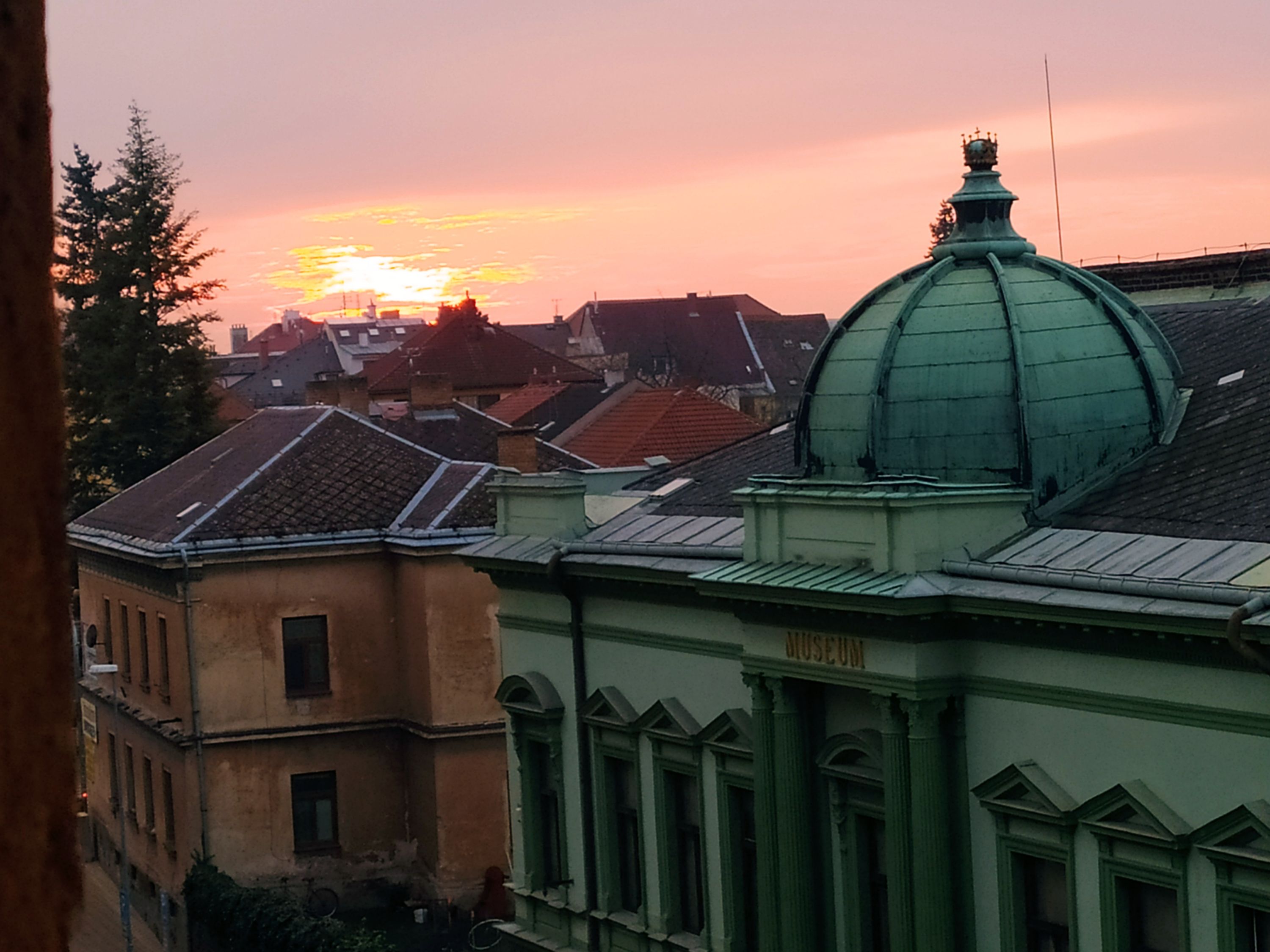 Zapad slunce nad městem