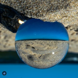 Szklana kula na plaży